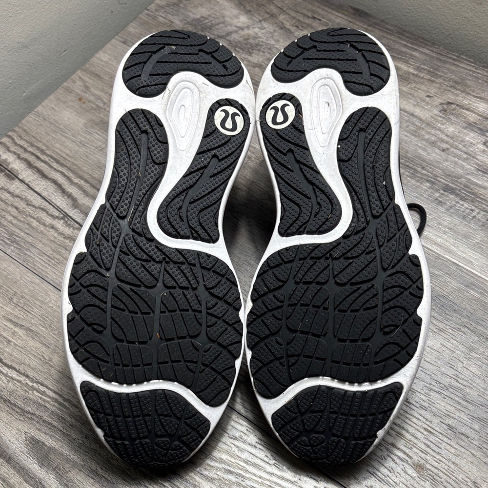 Lululemon Size Men’s 11 Black and White Athletic Sneakers Excellent Condition - Picture 5 of 12